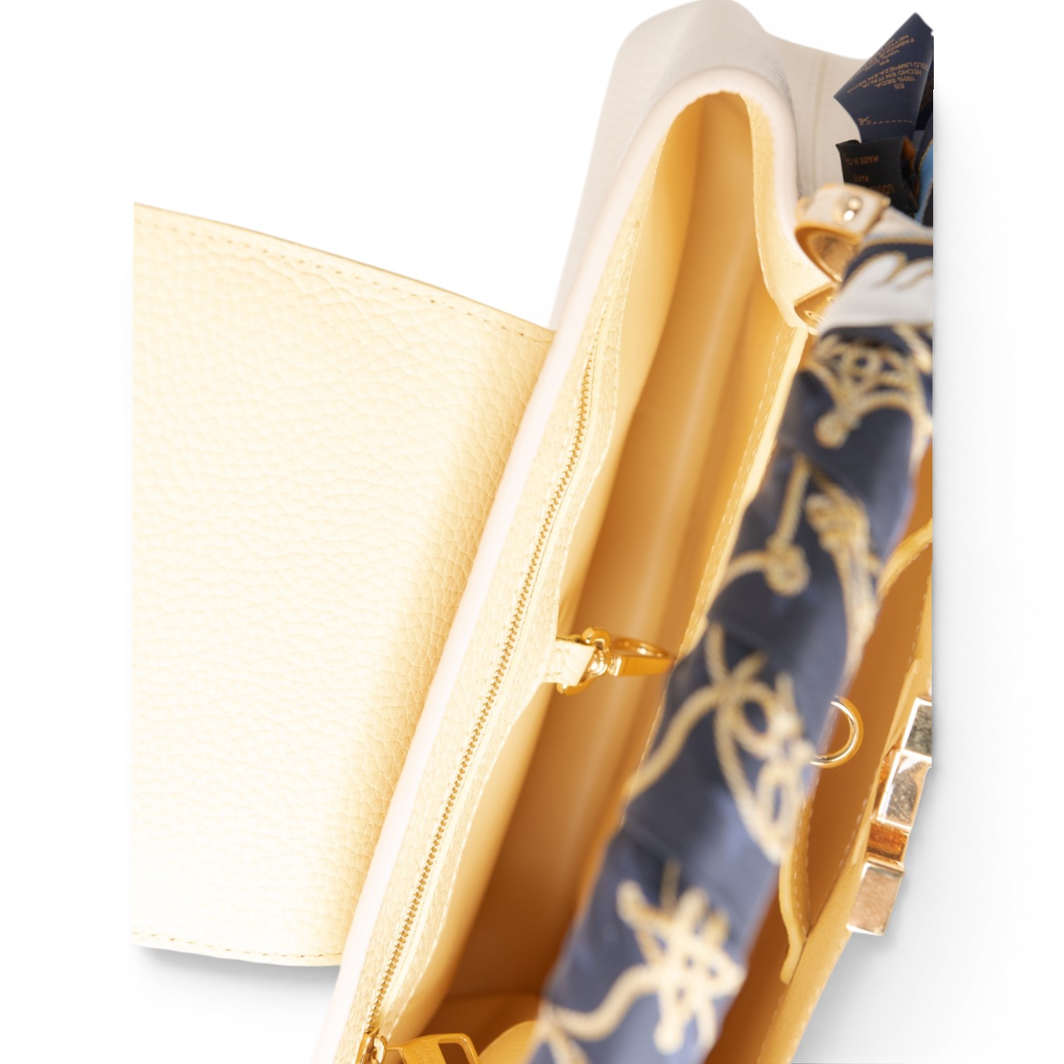 Louis Vuitton Capucines MM — view 4