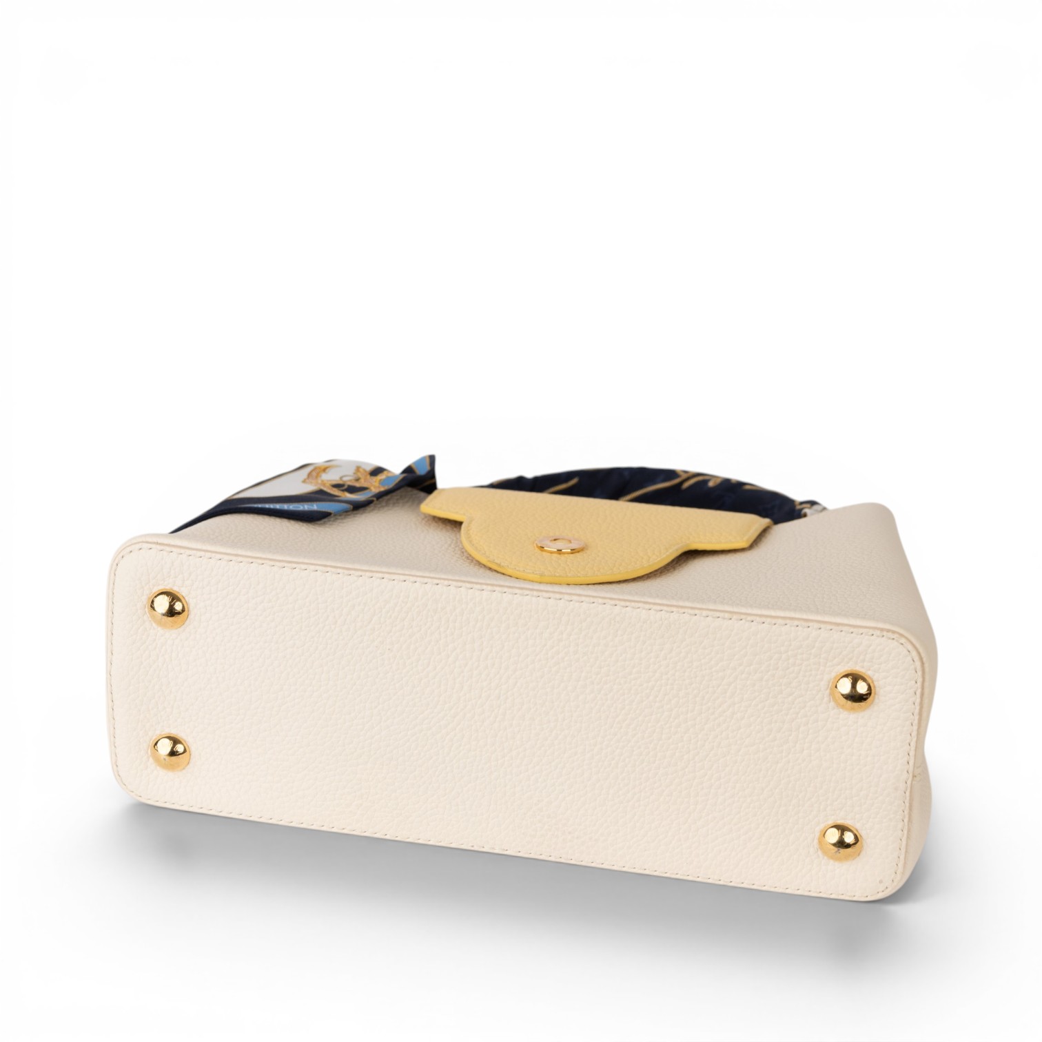 Louis Vuitton Capucines MM — view 5